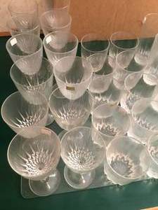 lot 255 image: Luminarc glassware still have stickers on.