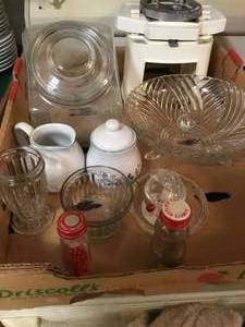 lot 267 image: Collection of glassware