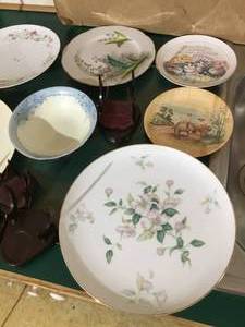 lot 270 image: 17 collector plates and holders