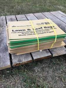 lot 294 image: 30 Members mark Paper Leaf bags