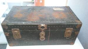 Vintage footlocker trunk � Complete.