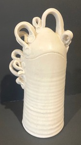 lot 47 image: Pretty Pottery