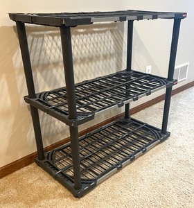 lot 53 image: Plastic Rubbermade Shelf