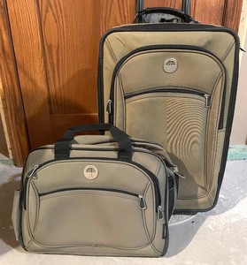 lot 61 image: 4 Travel Bags