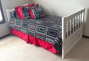 lot 74 image: Wonderful White Wooden BunkbedsSingle Beds with Bedding