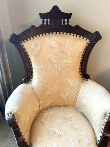 lot 19 image: Lovely Antique Chair