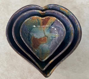 lot 89 image: Three Piece Heart Shaped Nesting Bowl Set