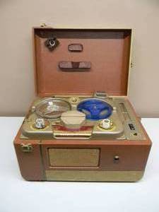 lot 58 image: VINTAGE REVERE CAMAERA COMPANY MAGNETIC TAPE RECORDER MODEL TR-600 - POWERS UP - VERY NICE FOR ITS AGE - AWESOME PIECE - SEE PICTURES