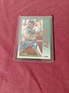 lot 17 image: Autographed Steve Avery Card