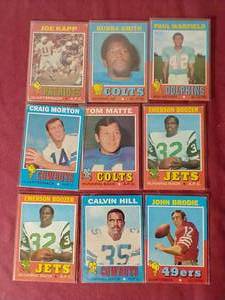 lot 40 image: (9) 1971 Football Cards