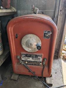 lot 56 image: Vintage Lincoln Arc Welder 250 Idealarc Single Phase
