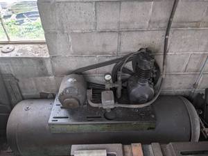 lot 128 image: Stationary Air Compressor