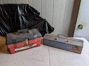 lot 101 image: Plastic Toolbox and Metal Toolbox with a Variety of Screws, Nuts, Bolts and More