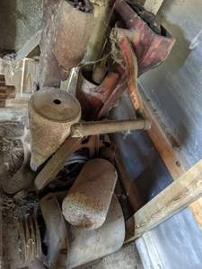 lot 194 image: Lot of 5-6 Pieces of Heavy Iron Machinery and Parts
