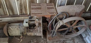 lot 179 image: Vintage Delco Appliance Co. Motor with a Deming Pump Fig. No. 4900