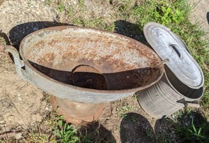 lot 286 image: Large Vintage Cast Iron Cauldron Urn and Vintage Boiler Wash Tub Pot With Lid