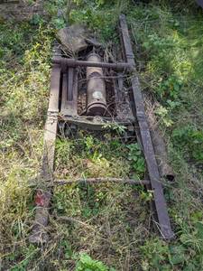lot 359 image: Vintage St. Paul Hydraulic Hoist Frame, Hoist No. A8243