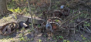 lot 365 image: Vintage Standard Walsh Tractor Frame by Standard Engine Co. & Other Parts