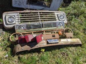 lot 299 image: Assortment of (6) Vintage Vehicle Grilles