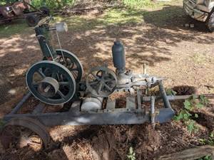 lot 28 image: Vintage Single Cylinder Gas Hit and Miss Engine with Vintage Farm Machine