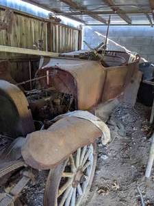 lot 17 image: Vehicle for PARTS Only Unknown Year, Make, or Model