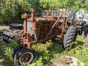 lot 23 image: Well Loved Vintage Tractor