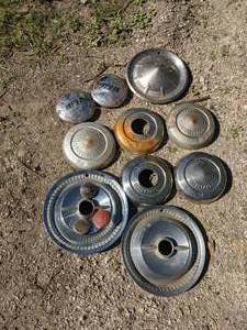 lot 345 image: Lot of 13 Hubcaps Pieces