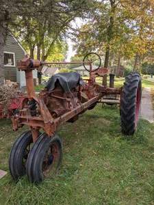 lot 15 image: Antique International Harvester Tractor