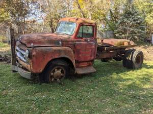 lot 7 image: Vintage 1962 Red International Truck PERFECT PROJECT TRUCK