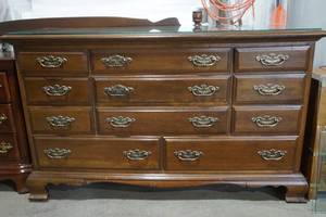 lot 19 image: Vintage wooden chest dresser