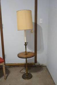 lot 21 image: Vintage End table Lamp