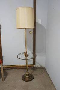 lot 22 image: Vintage gold End table lamp