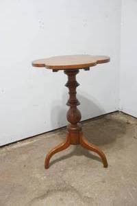 lot 27 image: Vintage cloverleaf table