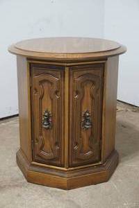 lot 33 image: Round wooden End table