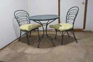 lot 42 image: Metal patio set with cushions