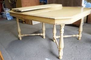 lot 45 image: Vintage Dining table with extensions