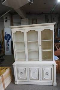 lot 46 image: Vintage China cabinet
