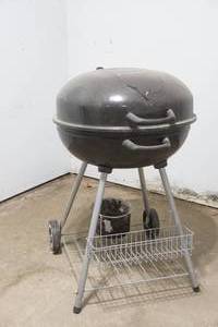lot 49 image: Char-Broil kettle grill
