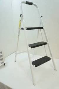 lot 72 image: three step Skinny Minnie ladder