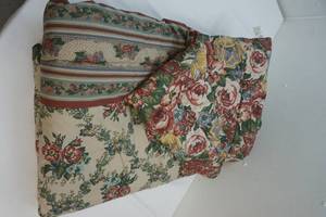lot 98 image: Twin floral quilted comforter
