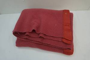 lot 102 image: Fleece red throw blanket