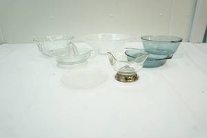 lot 115 image: Vintage juicer and glassware group