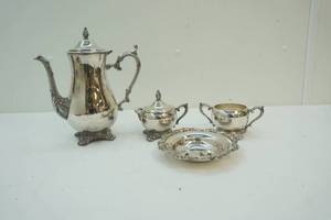 lot 119 image: Sliver plate server set