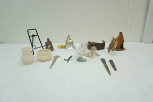 lot 121 image: Group of collectables including ceramic, brass, and birch