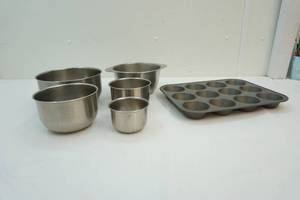lot 129 image: muffin pan, baking bowl set