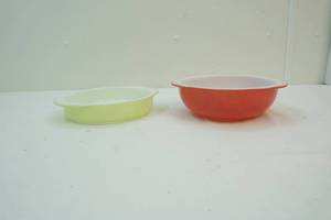lot 145 image: Two vintage Pyrex bowls