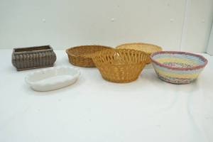 lot 160 image: Group of baskets, candle, and dish