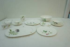 lot 164 image: Villeroy and Boch Wild berries dish collection set