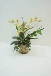 lot 165 image: one plastic flower arrangement pot