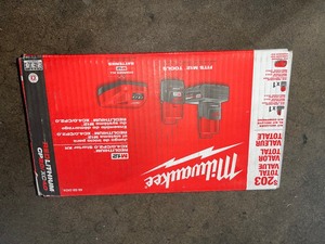 Milwaukee M12 12-Volt Lithium-Ion 4.0 Ah and 2.0 Ah Battery Packs and Charger Starter Kit